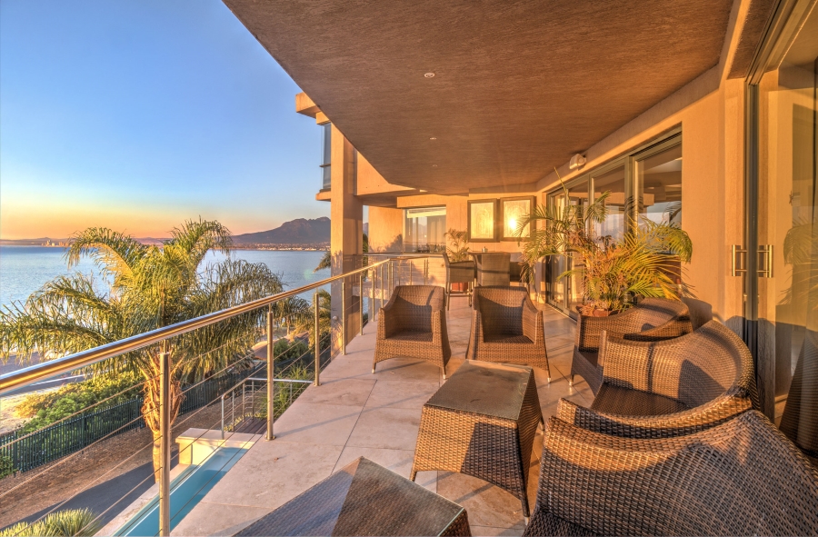 To Let 4 Bedroom Property for Rent in Mountainside Western Cape